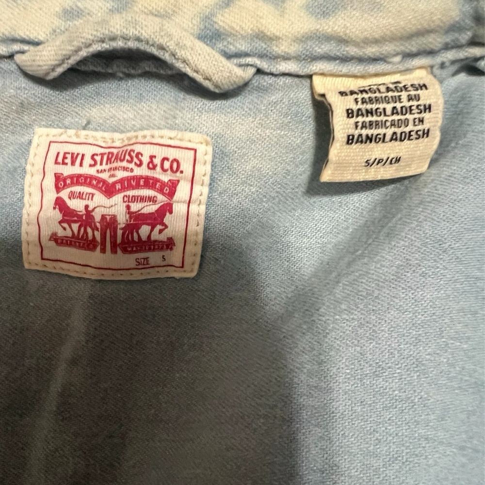Vintage women Levi's Light Blue Denim Shirt - Levi Strauss & Co. Size S